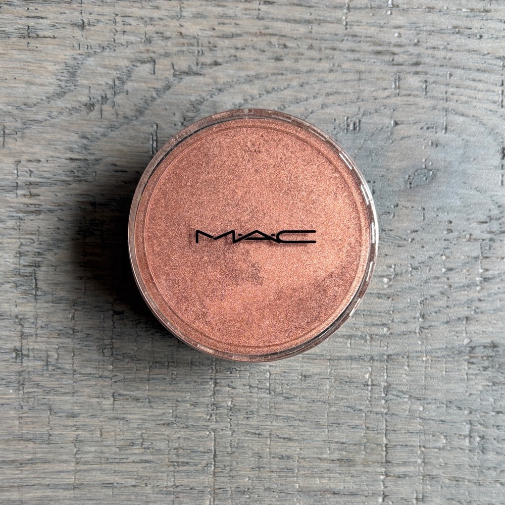 MAC Pearlizer sheer pigment- QUIVER